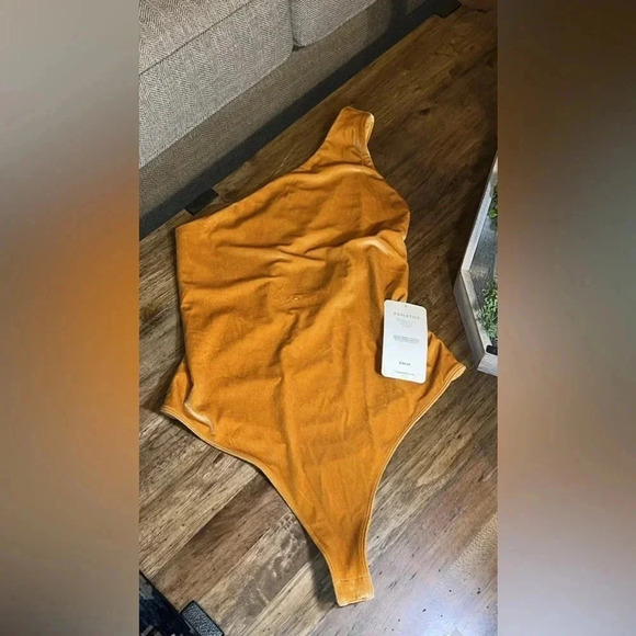 NWT FABLETICS GIGI VELOUR WMN THONG BODYSUIT 1-shoulder design Snap Closure MED - Picture 3 of 10